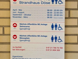 sanitaeranlage-oeffentliches-wc-strandhaus-doese-schild.jpg