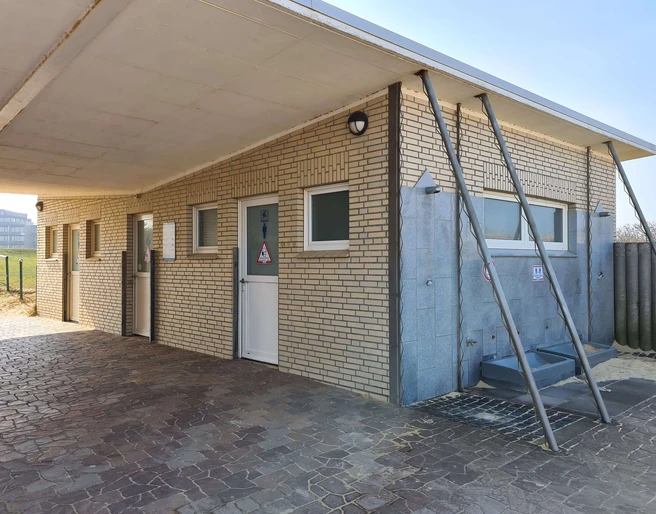 sanitaeranlage-oeffentliches-wc-strandhaus-doese-aussen-2.jpg