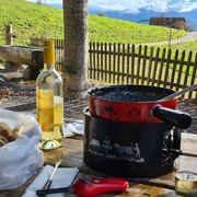 fonduerucksack-sigriswil-tisch-wein-caclon-brot.jpg