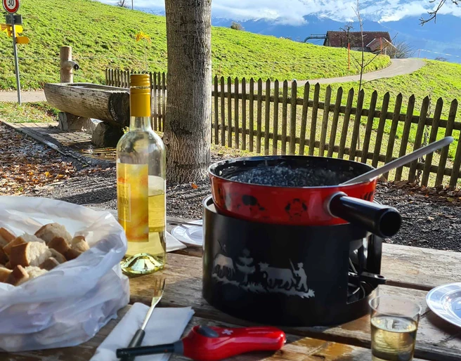 fonduerucksack-sigriswil-tisch-wein-caclon-brot.jpg