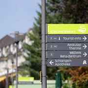 Schlangenbad - Wegweiseschild Tourist-Info Schlangenbad - Wegweiseschild Tourist-Info