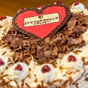 Schwarzwaelder Kirschtorten Kurs Baiersbronn mit Herz Schwarzwaelder Kirschtorten Kurs Baiersbronn mit Herz