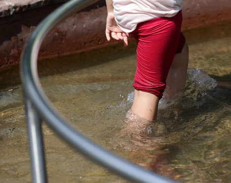 044HR - Bad Orb - Barfußpfad Beine.JPG