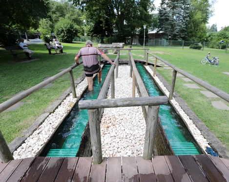060HR - Bad Orb - Barfußpfad Kneipptretbecken.JPG