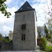 Schinderhannesturm in Schöller Der steinerne Schinderhannesturm in Schöller erhebt sich markant mit einem hohen, spitzen Dach.