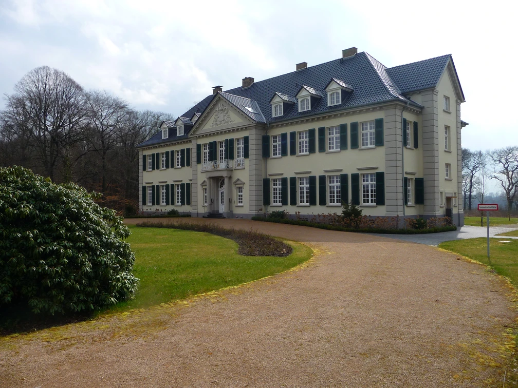 Schloss Laach Schloss Laach, ein beigefarbenes Herrenhaus, steht inmitten eines gepflegten Parks mit geschwungenen Wegen.