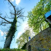 Aussichtsplatform Vlotho Blick von unterhalb der Burgmauer hoch zur Aussichtsplatform