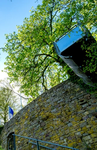 Aussichtsplatform Vlotho Blick von unterhalb der Burgmauer hoch zur Aussichtsplatform