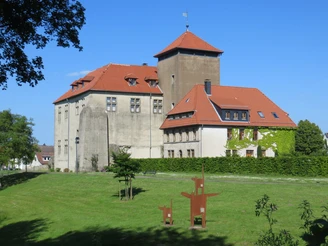 Burg Horn Burg Horn thront majestätisch auf einer Wiese mit rotem Ziegeldach und Umgeben von grünen Bäumen.