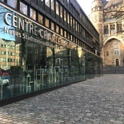 Schriftzug "Centre Charlemagne Neues Stadtmuseum Aachen" auf einer modernen Glasfront.