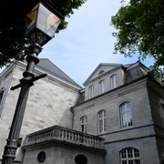 Annakirche Klassizistische graue Fassade mit Flügeltüren.