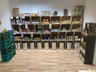 o-Ve-Glaeser.jpg Regal aus Holzkisten gefüllt mit Gläsern und Flaschen