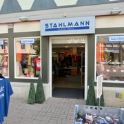 Stahlmann-Eingang.jpg Schaufenster von Stahlmann