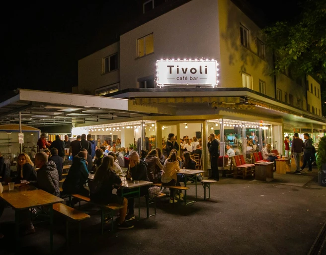 tivoli-cafe-bar-aussenansicht-abend-gaeste-licht.jpg