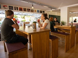 tivoli-cafe-bar-gaeste-innen-getraenke.jpg