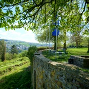 Burg Vlotho Blick von der Aussichtsplattform der Burg Vlotho auf die Burgmauer und den Winterberg