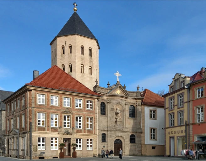 Gaukirche St. Ulrich in Paderborn mit markantem oktogonalem Turm und barocker Fassade.