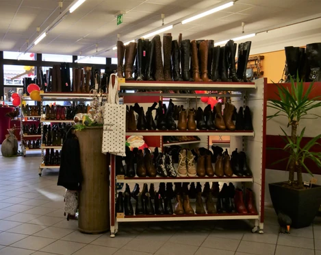 Sabot.jpg Regale mit Damenstiefeln