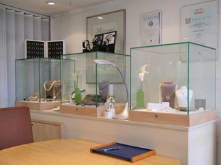 Leuner-Vitrinen.jpg Drei kleine Vitrinen mit Halsketten und weiterem Schmuck