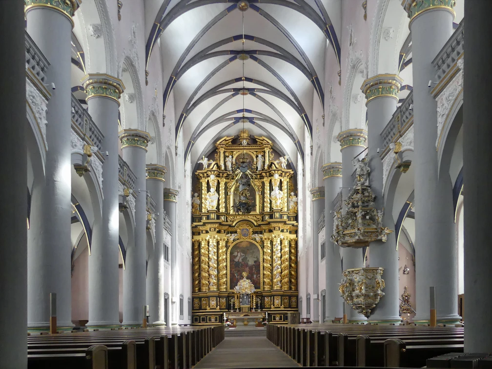 Blick auf die prachtvolle Innenansicht der Marktkirche mit kunstvollen Verzierungen und Altardetails.