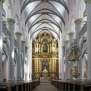Blick auf die prachtvolle Innenansicht der Marktkirche mit kunstvollen Verzierungen und Altardetails.