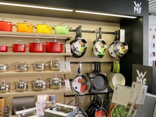 Messer-Meyer_0049.jpg Pfannen und bunte Töpfe an einer Wand