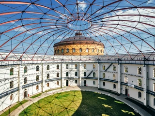Arena am Panometer Leipzig - Industriekultur in Leipzig Blick in die Open Air Rotunde der Arena am Panometer, im Hintergrund das Panometer vor blauem Himmel, Industriekultur, Veranstaltungen, SehenswürdigkeitenRzut oka na rotundę areny przy Panometrze, na dalszym planie Panometr na tle błękitnego nieba, kultura przemysłowa, wydarzenia, zabytkiLooking into the open-air rotunda of the Panometer Arena with the Panometer in the background against a blue sky, industrial culture, events, sightseeingVue de la rotonde en plein air de l’Arena am Panometer, en arrière-plan le Panometer sur fond de ciel bleu, culture industrielle, événements, attractions touristiquesPohled na rotundu Arény u Panometru s její otevřenou střechou, v pozadí modrého nebe silueta Panometru, průmyslová kultura, akce, pozoruhodnosti