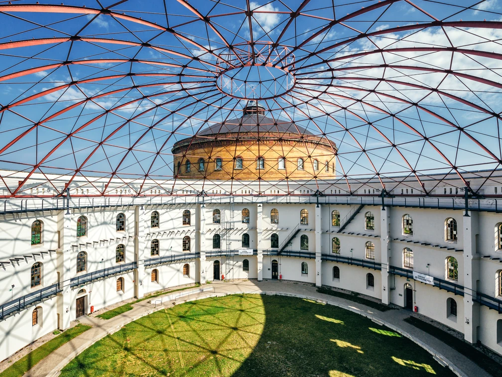L’Arena am Panometer de Leipzig – la culture industrielle de Leipzig Blick in die Open Air Rotunde der Arena am Panometer, im Hintergrund das Panometer vor blauem Himmel, Industriekultur, Veranstaltungen, SehenswürdigkeitenRzut oka na rotundę areny przy Panometrze, na dalszym planie Panometr na tle błękitnego nieba, kultura przemysłowa, wydarzenia, zabytkiLooking into the open-air rotunda of the Panometer Arena with the Panometer in the background against a blue sky, industrial culture, events, sightseeingVue de la rotonde en plein air de l’Arena am Panometer, en arrière-plan le Panometer sur fond de ciel bleu, culture industrielle, événements, attractions touristiquesPohled na rotundu Arény u Panometru s její otevřenou střechou, v pozadí modrého nebe silueta Panometru, průmyslová kultura, akce, pozoruhodnosti