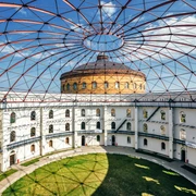 Panometer Arena Leipzig – Industrial culture in Leipzig Blick in die Open Air Rotunde der Arena am Panometer, im Hintergrund das Panometer vor blauem Himmel, Industriekultur, Veranstaltungen, SehenswürdigkeitenRzut oka na rotundę areny przy Panometrze, na dalszym planie Panometr na tle błękitnego nieba, kultura przemysłowa, wydarzenia, zabytkiLooking into the open-air rotunda of the Panometer Arena with the Panometer in the background against a blue sky, industrial culture, events, sightseeingVue de la rotonde en plein air de l’Arena am Panometer, en arrière-plan le Panometer sur fond de ciel bleu, culture industrielle, événements, attractions touristiquesPohled na rotundu Arény u Panometru s její otevřenou střechou, v pozadí modrého nebe silueta Panometru, průmyslová kultura, akce, pozoruhodnosti