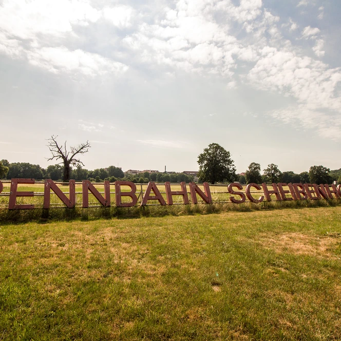 Galopprennbahn Scheibenholz Schriftzug - Sehenswürdigkeiten in Leipzig