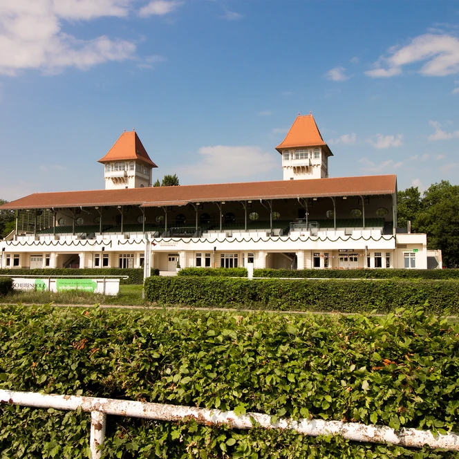 Galopprennbahn Scheibenholz Leipzig - Blick auf die Tribüne - Sehenswürdigkeiten in Leipzig