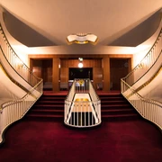 Treppenaufgang der Oper Leipzig - Musikstadt Leipzig Blick in den Treppenaufgang im Eingangsbereich der Oper Leipzig.Wejście na klatkę schodową Opery Lipskiej.View of the staircase in the entrance hall of Oper Leipzig.Vue de la cage d'escalier dans l'entrée de l'Opéra de Leipzig.Pohled na schodiště ve foyer lipské opery