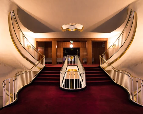 Treppenaufgang der Oper Leipzig - Musikstadt Leipzig Blick in den Treppenaufgang im Eingangsbereich der Oper Leipzig.Wejście na klatkę schodową Opery Lipskiej.View of the staircase in the entrance hall of Oper Leipzig.Vue de la cage d'escalier dans l'entrée de l'Opéra de Leipzig.Pohled na schodiště ve foyer lipské opery