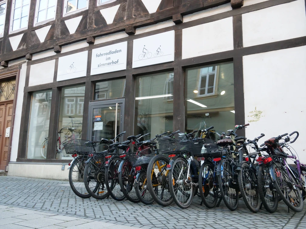 Fahrräder aufgereiht vor dem Eingang