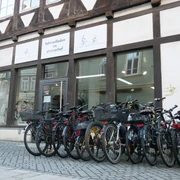 Fahrradladen-Zimmerhof.jpg Fahrräder aufgereiht vor dem Eingang