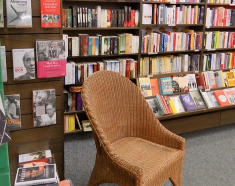 Ein Leseplatz vor einem Regal mit Büchern