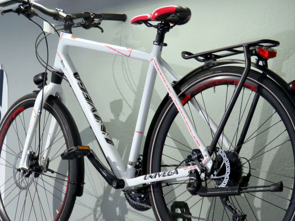 Ein weißes Fahrrad