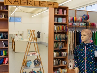 Regale mit Bändern und Eingang in Nähkurs-Raum