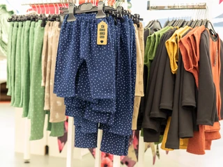 Genähte Kinderhosen und Oberteile