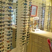 Eine Wand mit Sonnenbrillen