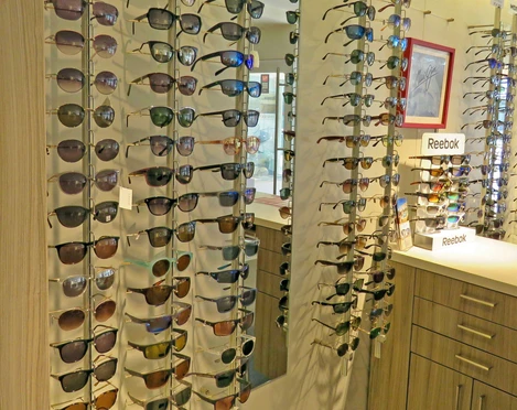 Eine Wand mit Sonnenbrillen