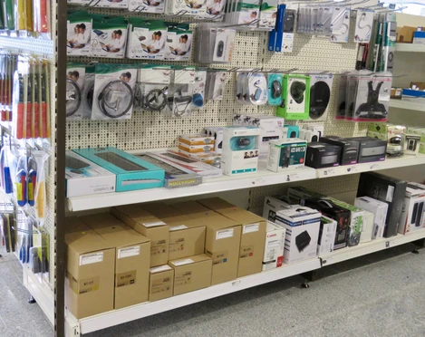 Regale mit Elektrozubehör