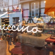 Treccino Rösterei-21.jpg Schaufenster mit Treccino-Schriftzug