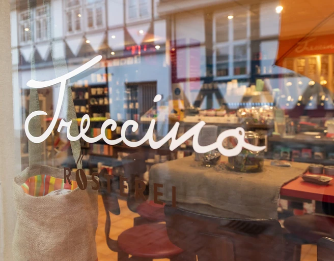 Treccino Rösterei-21.jpg Schaufenster mit Treccino-Schriftzug