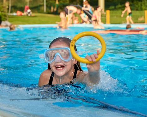 Freibad (Symbolbild) Kind im Freibad