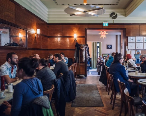 Café Grundmann - Gastronomie in Leipzig Blick in den Gastraum des Cafe Grundmann mit klassichen Kaffeehaus-Moebeln aus HolzSala Café Grundmann z klasycznymi meblami z drewnaView into the seating area at Café Grundmann with classic wooden coffee house furnitureDans la salle à manger du Café Grundmann, vue sur les meubles en bois typiques des maisons de dégustation de caféPohled do kavárny Café Grundmann s klasickým dřevěným a pro kavárny typickým nábytkem
