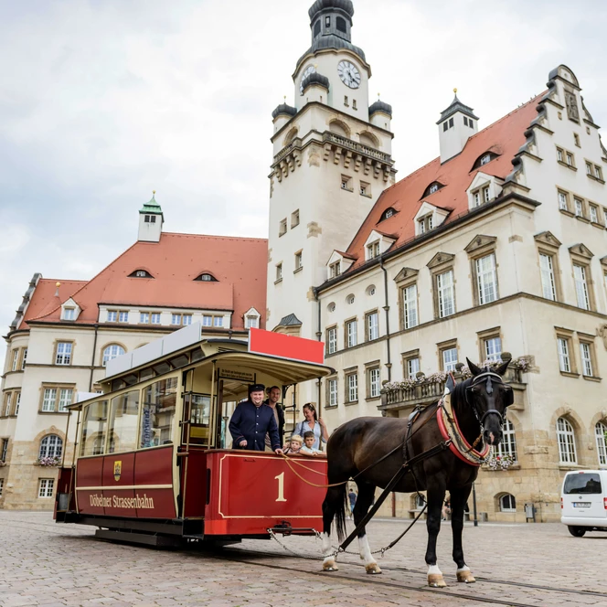 Pferdebahn vor dem Doebelner Rathaus - Region Leipzig