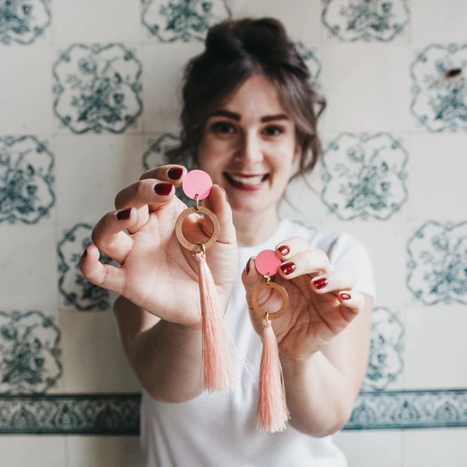 Flamingocat, Frau mit Schmuck