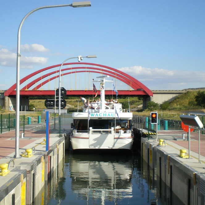 Schleusenausfahrt FMS Wachau - Personenschifffahrt im Leipziger Neuseenland