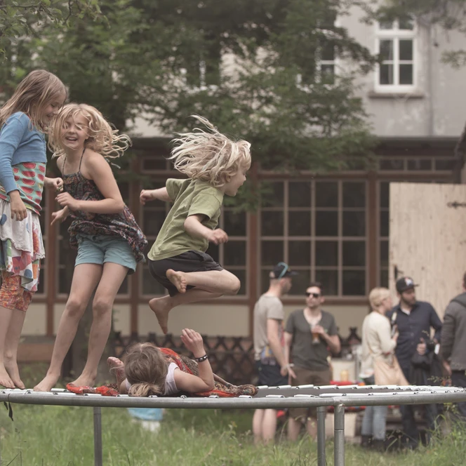 Villa Hasenholz, Kinder auf Trampolin